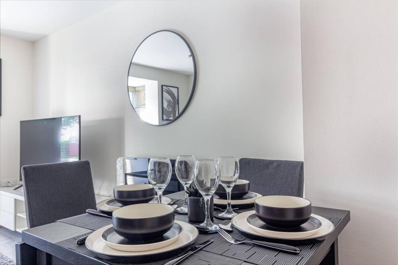 Lovely 2Bed Apt In Redditch, Free Wi-Fi & Parking Exterior foto